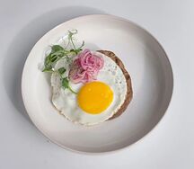 Бифштекс из говядины с глазуньей