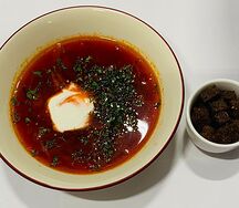 Борщ с говядиной и бородинскими сухариками