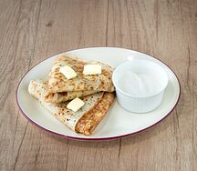 Блины с маслом и со сметаной