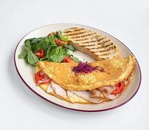 Омлет с цыплёнком, томатами и беконом