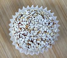 Конфета с орехами и сухофруктами в кунжуте