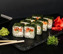 Вегетарианский ролл с кунжутным соусом