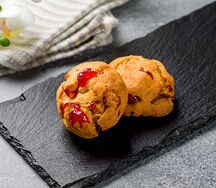 Печенье с белым шоколадом и вишней