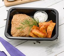 Грудка в панировке с картофельными дольками по-итальянски