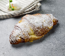 Круассан с малиной и заварным кремом