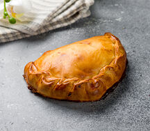 Закрытая пицца с курицей и грибами