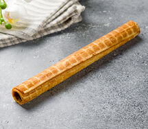 Вафельная трубочка с вареной сгущенкой