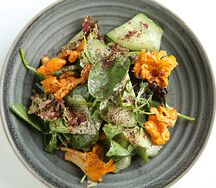 Салат с куриной печенью и вешенками