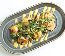 Креветки с авокадо и томатной сальсой