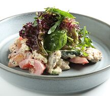 Салат с киноа и курицей карри