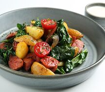 Мини-картофель с колбасками и перечным соусом