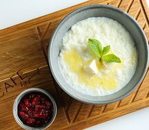 Каша рисовая с клубничным конфитюром