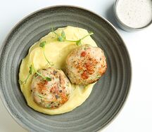 Куриные биточки с пюре и грибным соусом