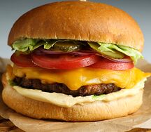 Чизбургер с сыром чеддер