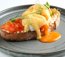 Яйцо Бенедикт с лососем и голландским соусом