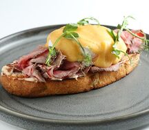 Яйцо Бенедикт с ростбифом и голландским соусом