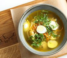 Куриный суп с яичной лапшой