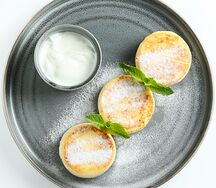 Творожные сырники со сметаной