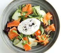 Салат с лососем и яйцом пашот