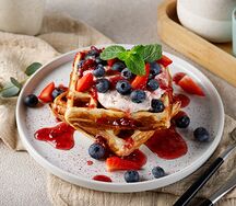 Вафля с маскарпоне и ягодами