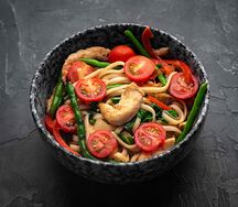 Wok Острый с курицей и томатами черри