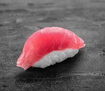 Суши с тунцом