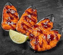 Мидии, запеченные в ракушках с японским соусом спайси