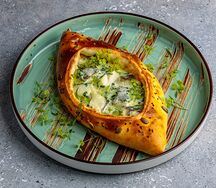 Хачапури с черноморским калканом и шпинатом в сливочном