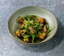 Салат с черноморскими рапанами, фенхелем и ядрами конопли