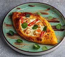 Хачапури с тигровыми креветками и соусом васаби