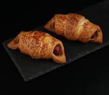 Круассан с сосиской и соусом