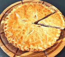 Пирог с говядиной, капустой и сыром