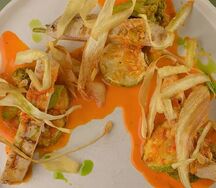 Стейк из птицы с перечным соусом и чипсами из пастернака