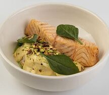 Филе лосося с кремом из цветной капусты, листьями шпината и фисташкой 