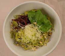 Шпинатные фетучини в сливочно-грибном соусе