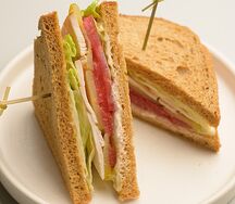 Сэндвич с курицей и соусом цезарь