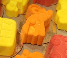 Детские муссовые пирожные в форме транспорта