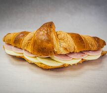 Круассан с ветчиной и моцареллой
