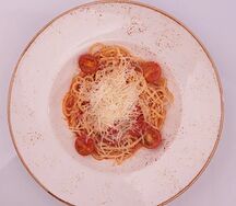 Спагетти с томатами и перцем чили