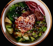 Боул с киноа и слабосоленым лососем