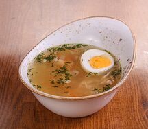 Домашняя лапша на курином бульоне с яйцом