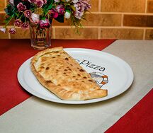 Закрытая пицца кальцоне сыром и грибами
