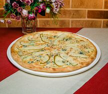 Pizza с грушей и горгонзолой