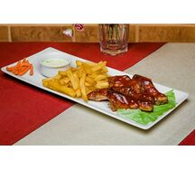 Крылья BBQ с овощами и соусом блю чиз