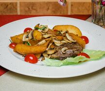 Стейк из телятины с картошкой и грибами
