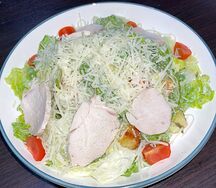 Салат Цезарь с курицей