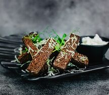 Чесночные гренки с сыром пармезан и чесноком