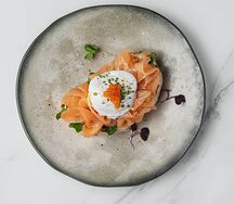 Брускетта с лососем, гуакамоле, красной икрой и яйцом пашот