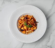 Лингвини с морепродуктами в томатном соусе