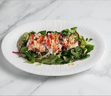 Салат с камчатским крабом и сыром страчателла